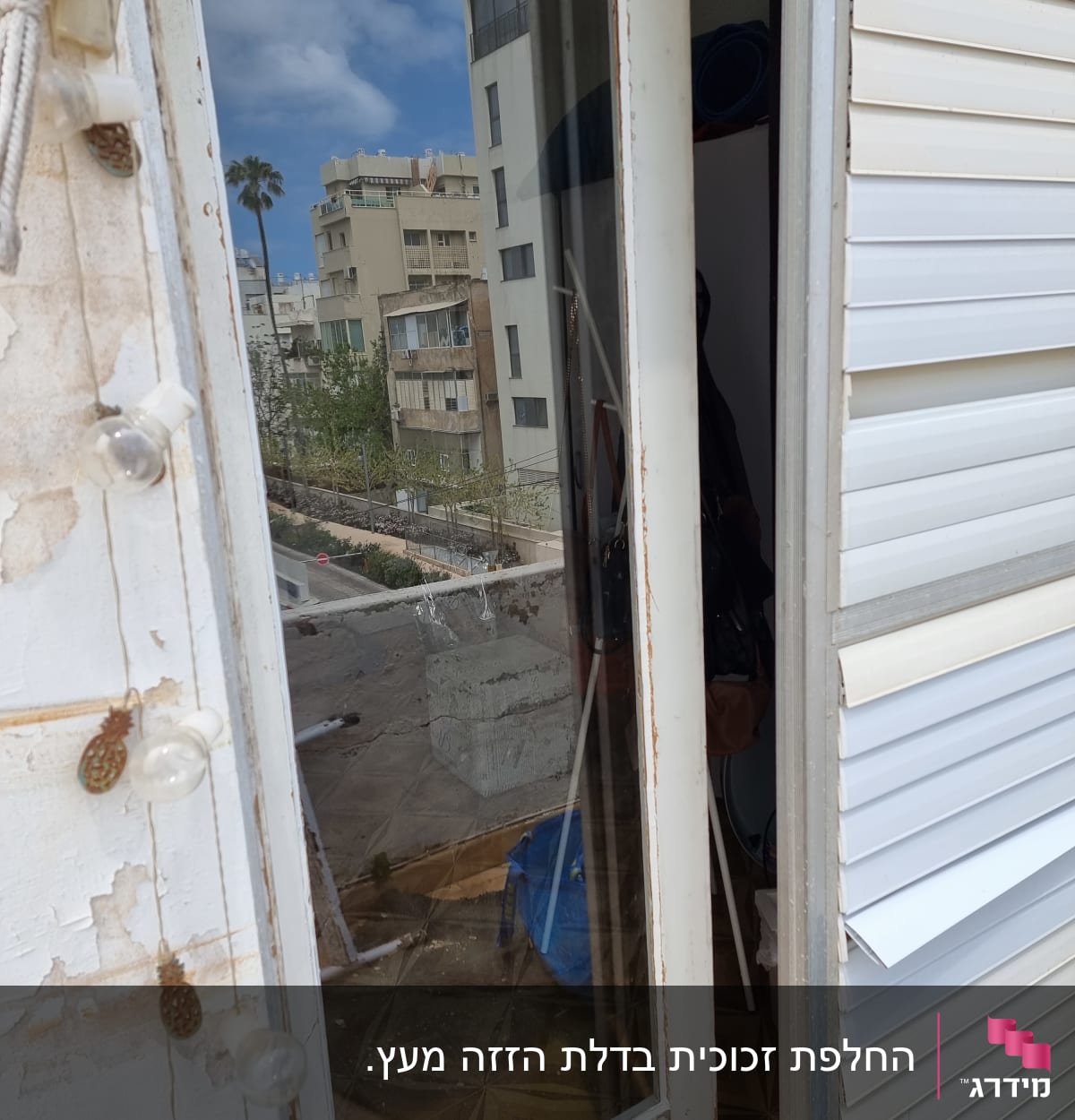 דלת זכוכית עם השתקפות בניינים ושמים